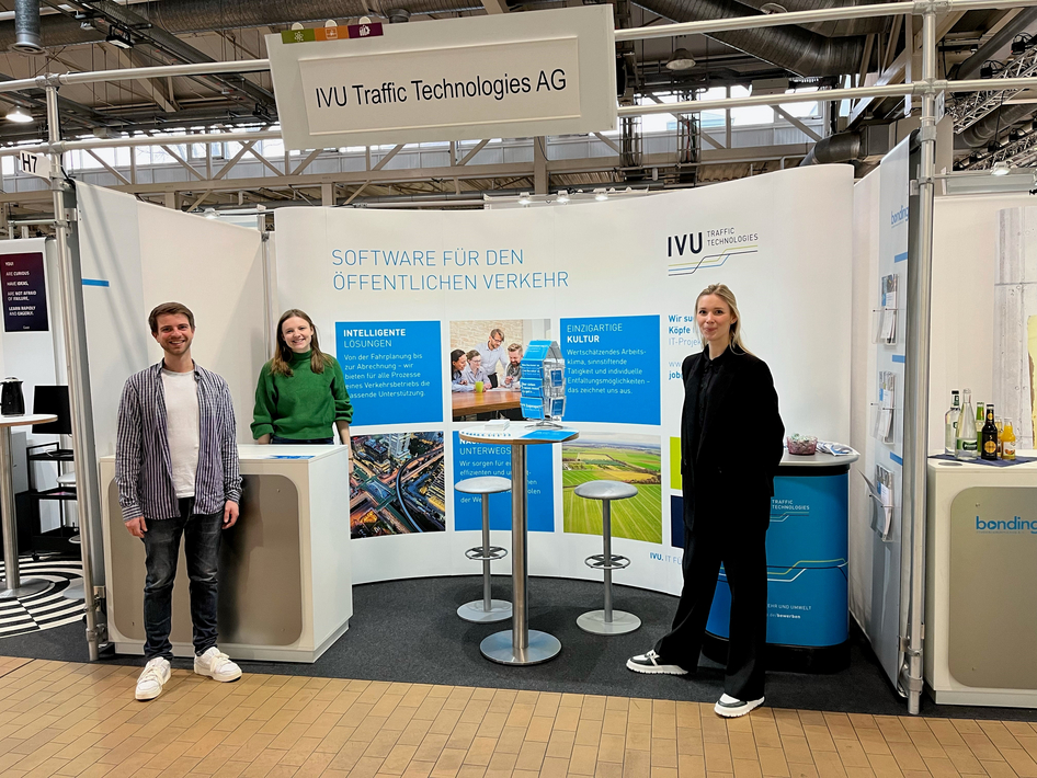Kolleginnen und Kollegen der IVU vor dem Messestand auf der bonding Jobmesse
