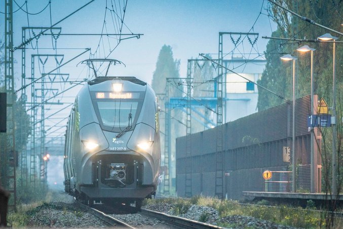 Zug von agilis, Tochterunternehmen von BENex, fährt in einen Bahnhof ein