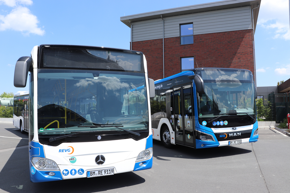 Blau-weiße Busse der REVG auf dem Betriebshof.
