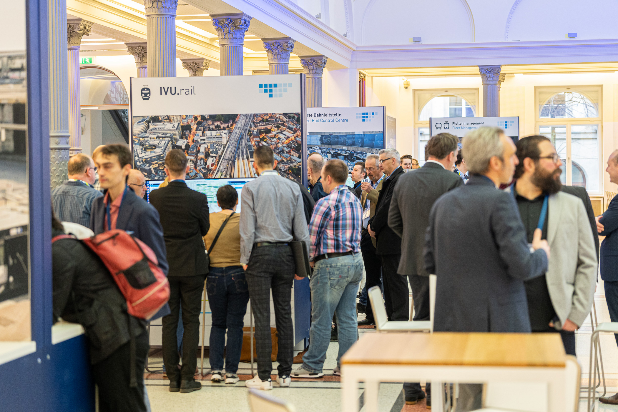 Gespräche zwischen IVU-Kunden und -Experten in der Ausstellung im Lichthof während des AWF 2023