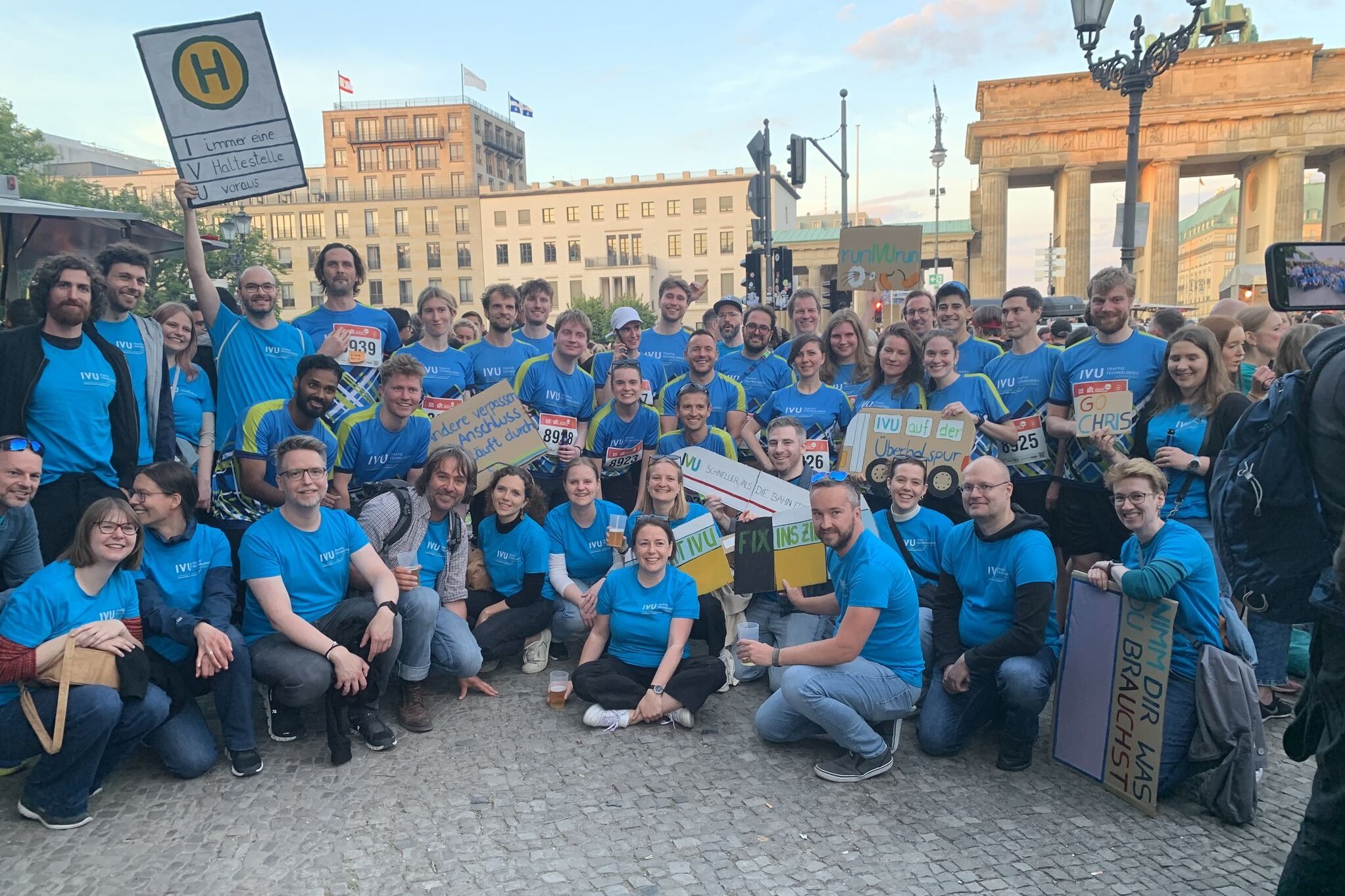 Firmenlauf - Kolleginnen und Kollegen vor Brandenburger Tor