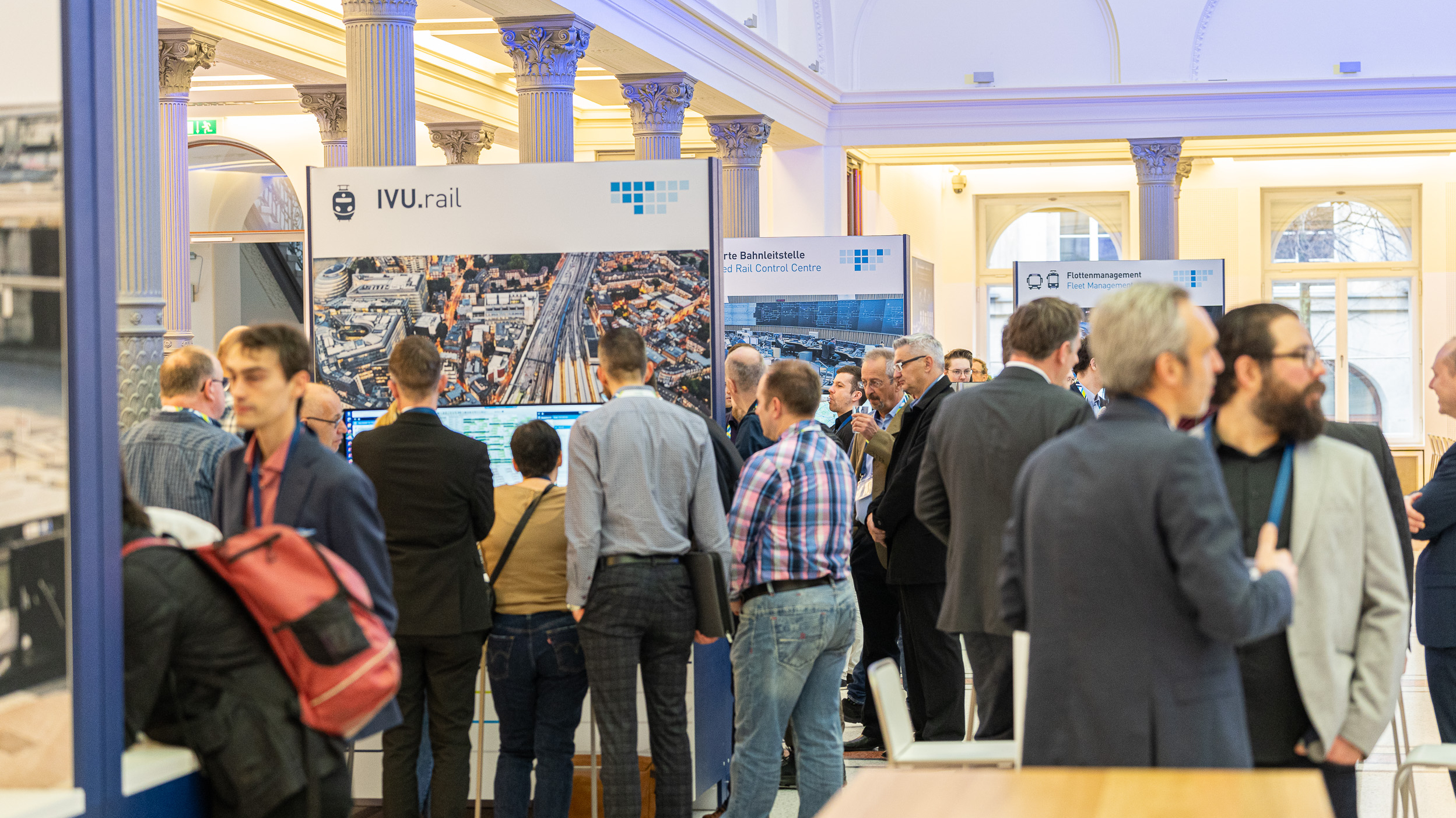 Gespräche zwischen IVU-Kunden und -Experten in der Ausstellung im Lichthof während des AWF 2023