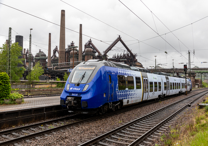 Blau weiße Bahn der NETINERA steht am Bahnsteig