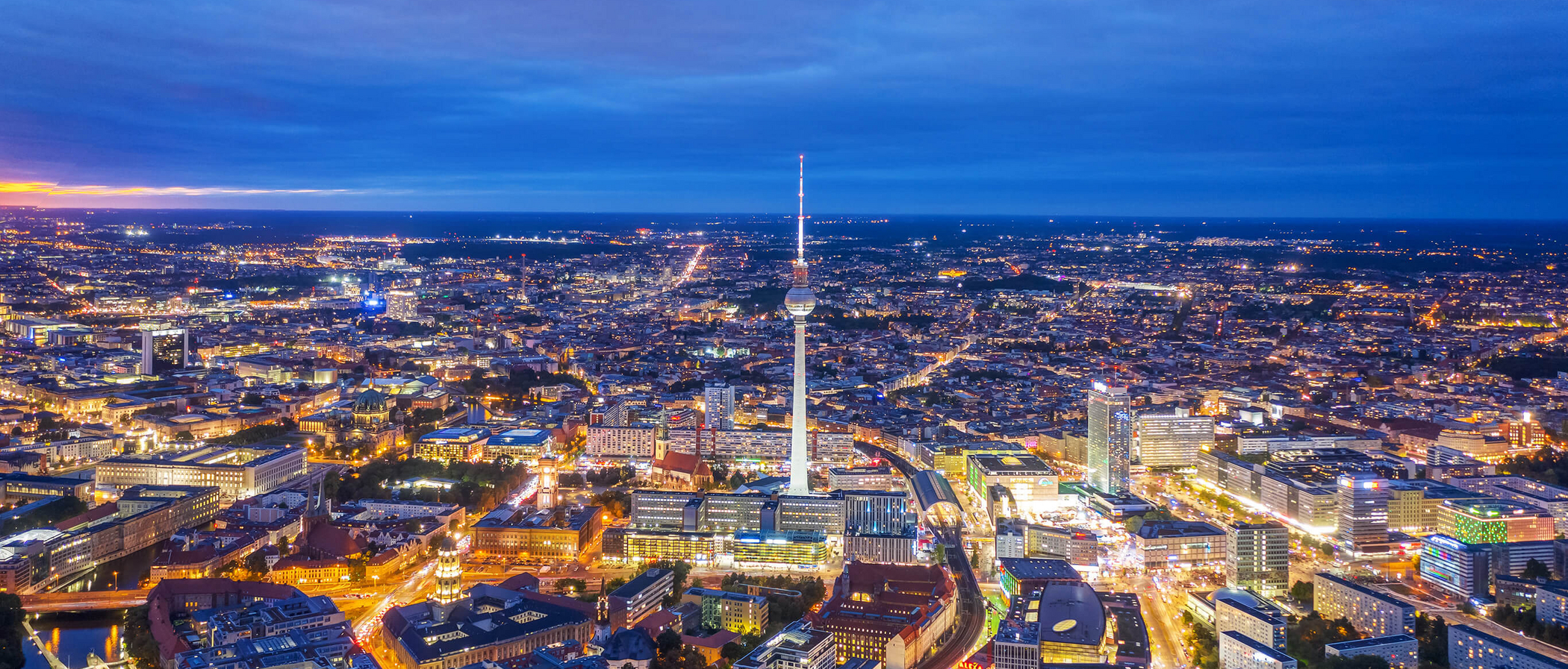 Berlin aus der Luft bei Nacht