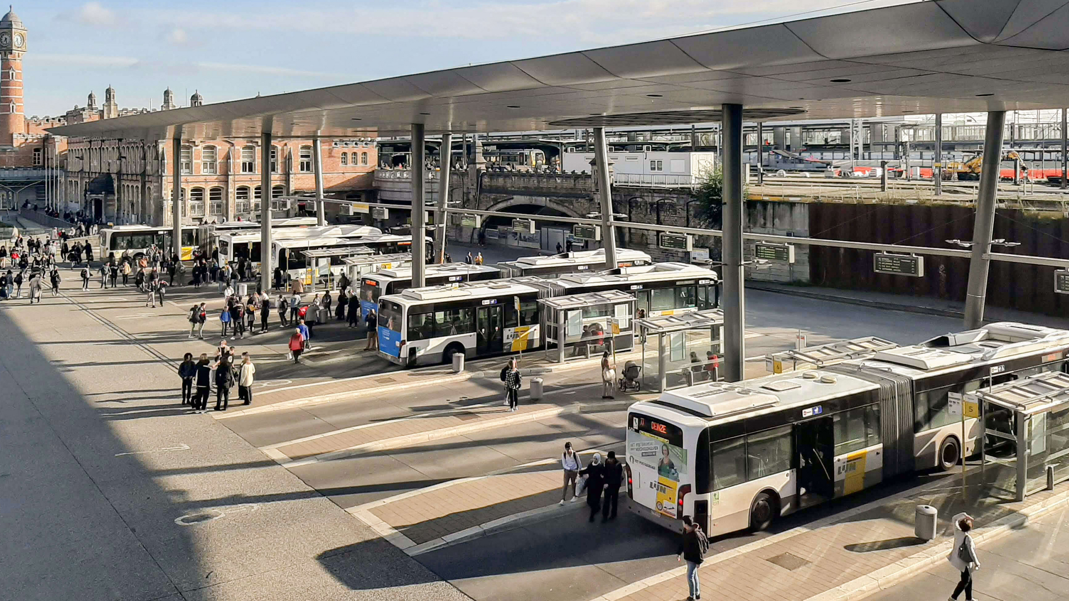 Busse am Busbahnhof in Belgien