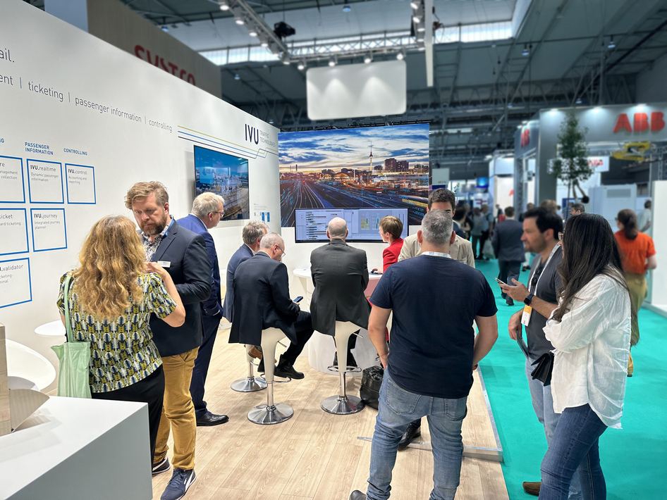 Interessenten auf dem Messestand der IVU