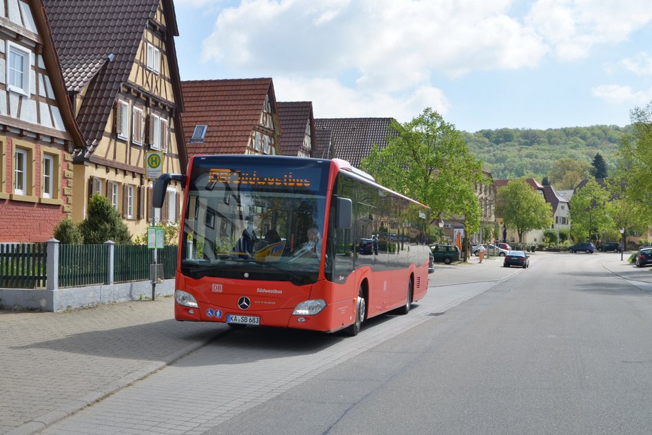 Bus von RVS Regionalbusverkehr Südwest GmbH, eine Tochtergesellschaft der DB Regio Straße, steht an einer Bushaltestelle.