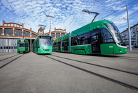 Straßenbahnen der Basler Verkehrsbetriebe fahren aus dem Betriebshof raus