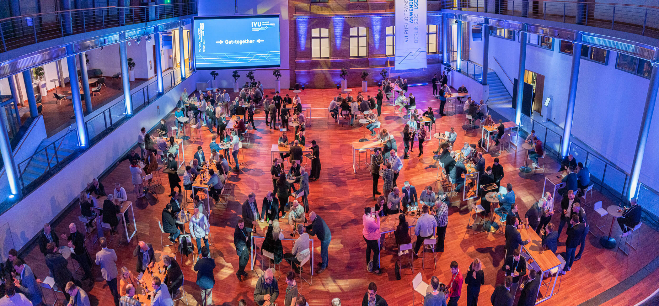 Menschen beim Networking bei der Kundenveranstaltung IVU-Anwenderforum