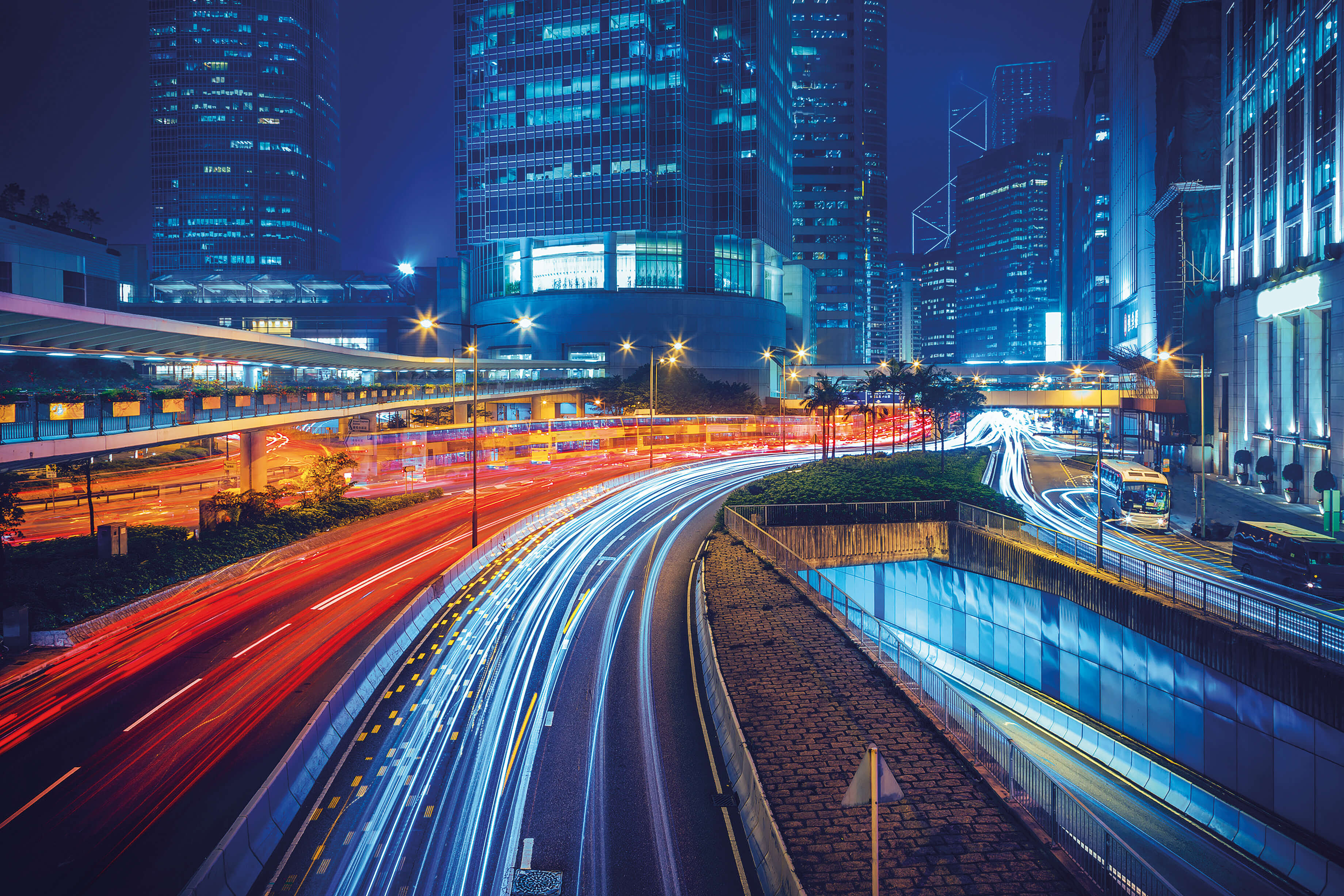 Stadt in China bei Nacht mit Langzeitbelichtung