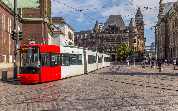 Bild einer Straßenbahn vor Bremens historischem Rathaus