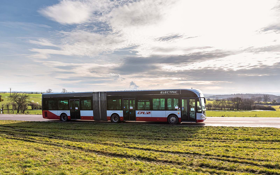 IVU: Betriebslenkung für CFL Ein Gelenkbus von der Seite in CFL-Lackierung auf einer ÜLandstraße