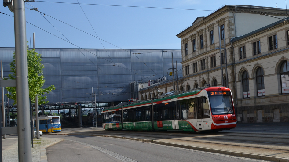 Bild des Hauptbahnhofs Chemnitz mit zwei Straßenbahnen