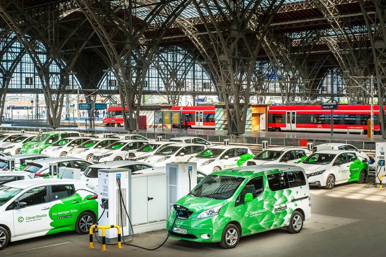 Clevershuttle-Autos zum Wiederaufladen an einer Stromstation im Bahnhof