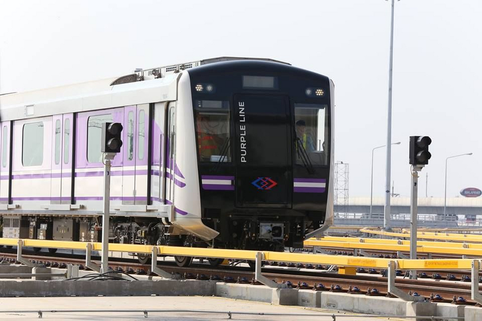 Lila-weißer Zug der Purple Line Bangkok