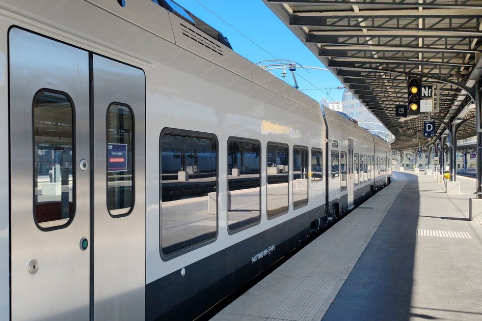 Der CDG Express, der Zug von Hello Paris, steht im Bahnhof Paris East.