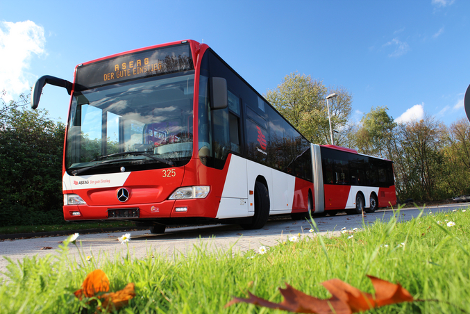 Rot-weißer ASEAG Bus auf der Straße aus der Froschperspektive