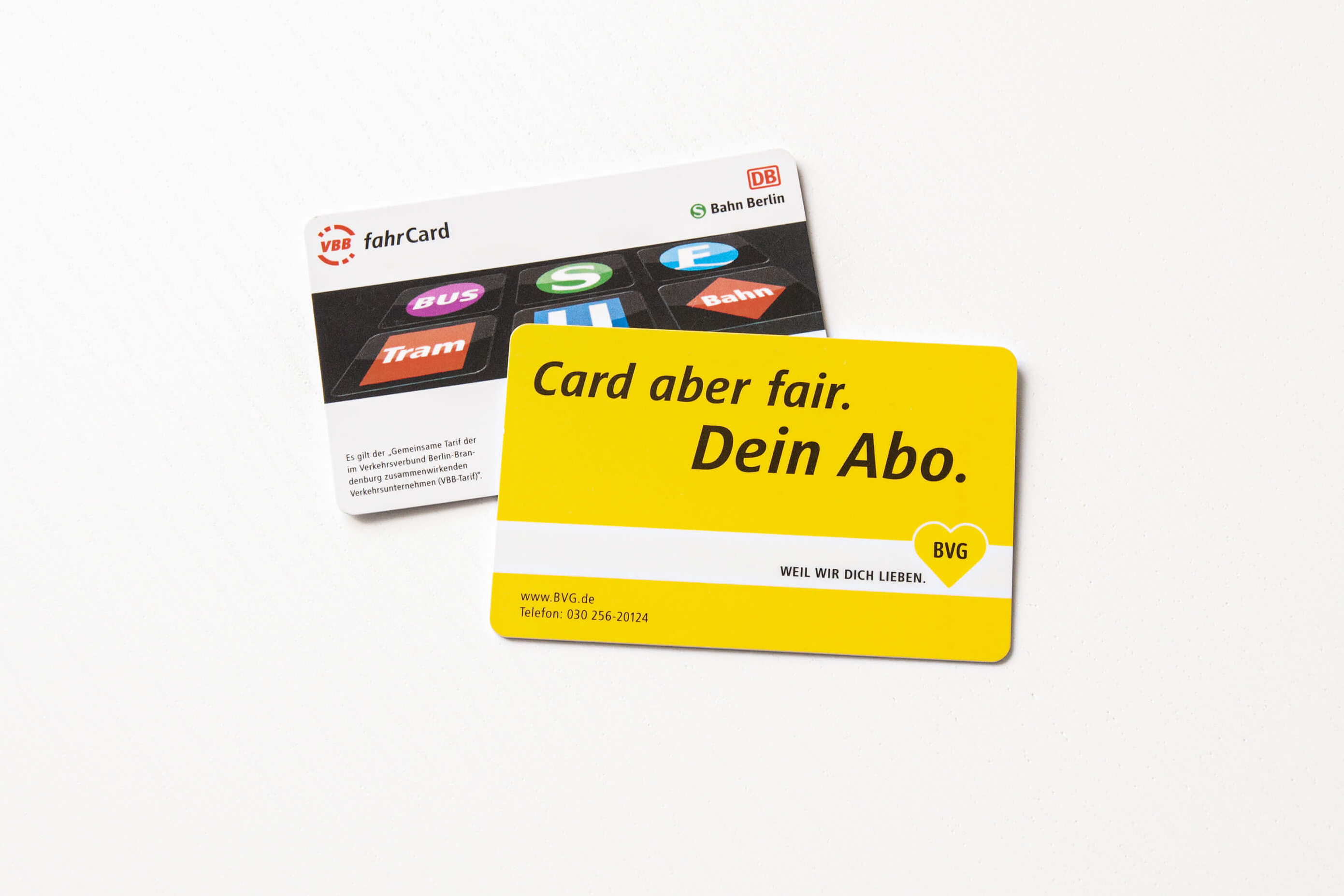 Vorder- und Rückseite der BVG-Umweltkarte als Symbol für die Bezuschussung der ÖPNV-Nutzung durch die IVU