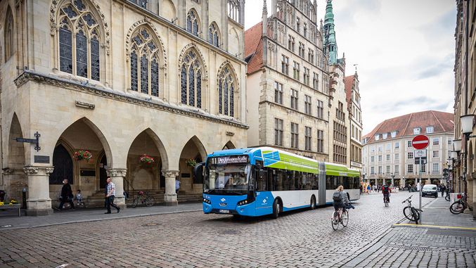 Blauer Bus von SWMS vor dem Münsteraner Rathaus