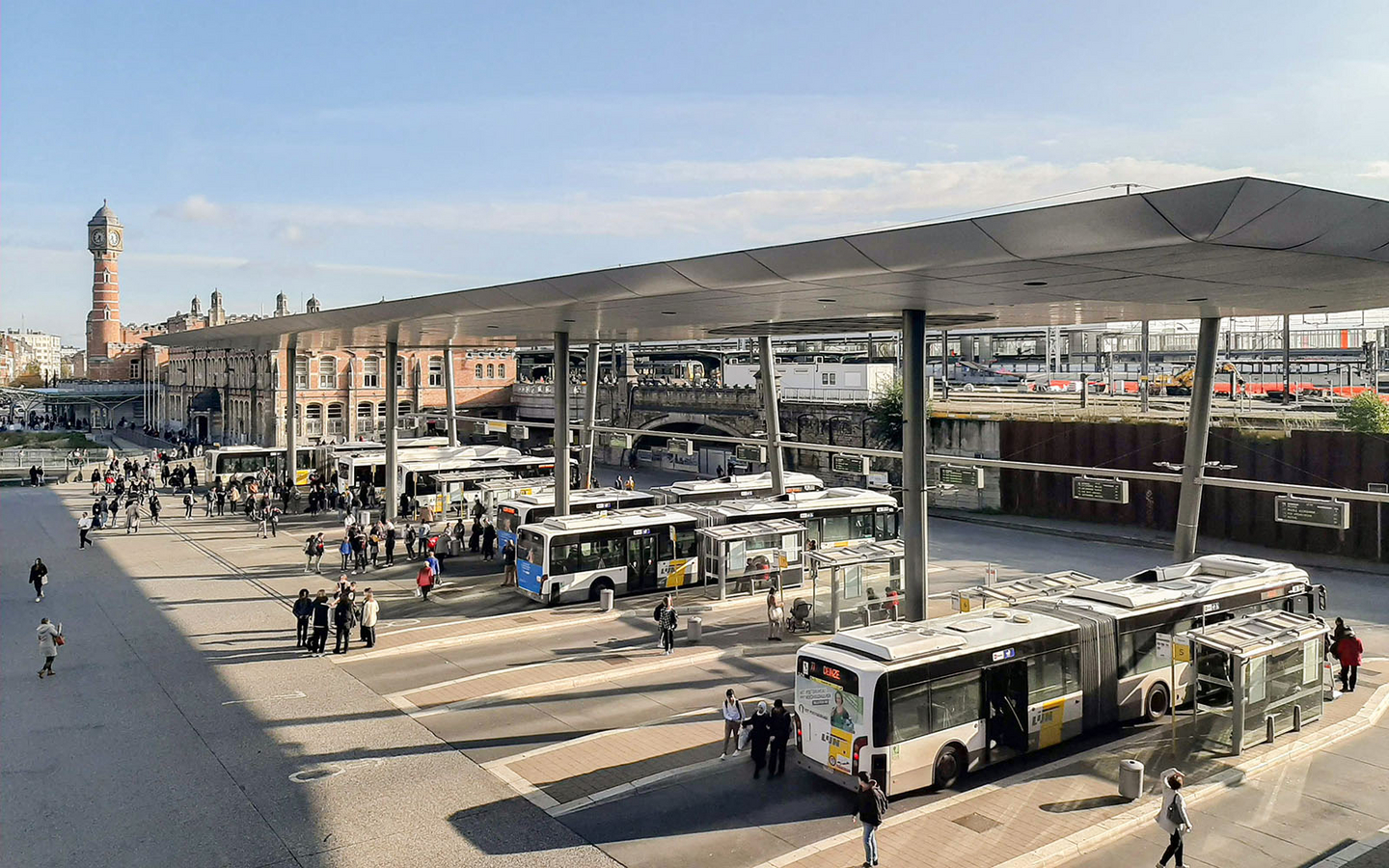 Verkehr mit Menschen und Bussen am Busbahnhof