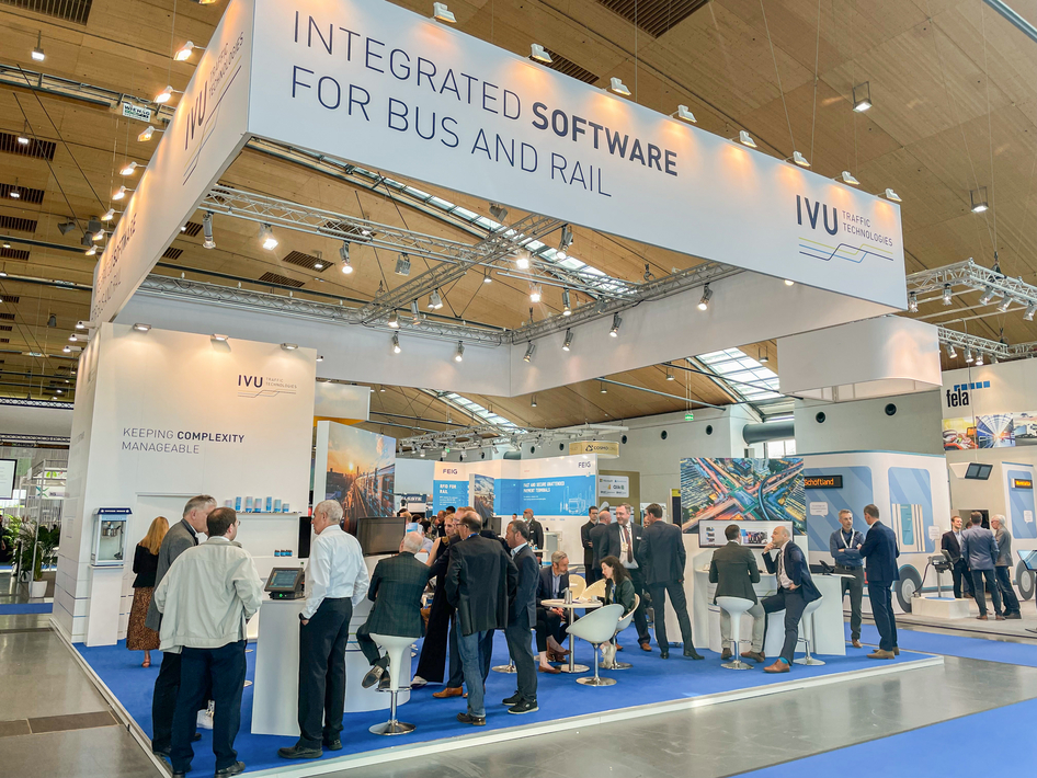 Besucher der IT-Trans am Stand der IVU