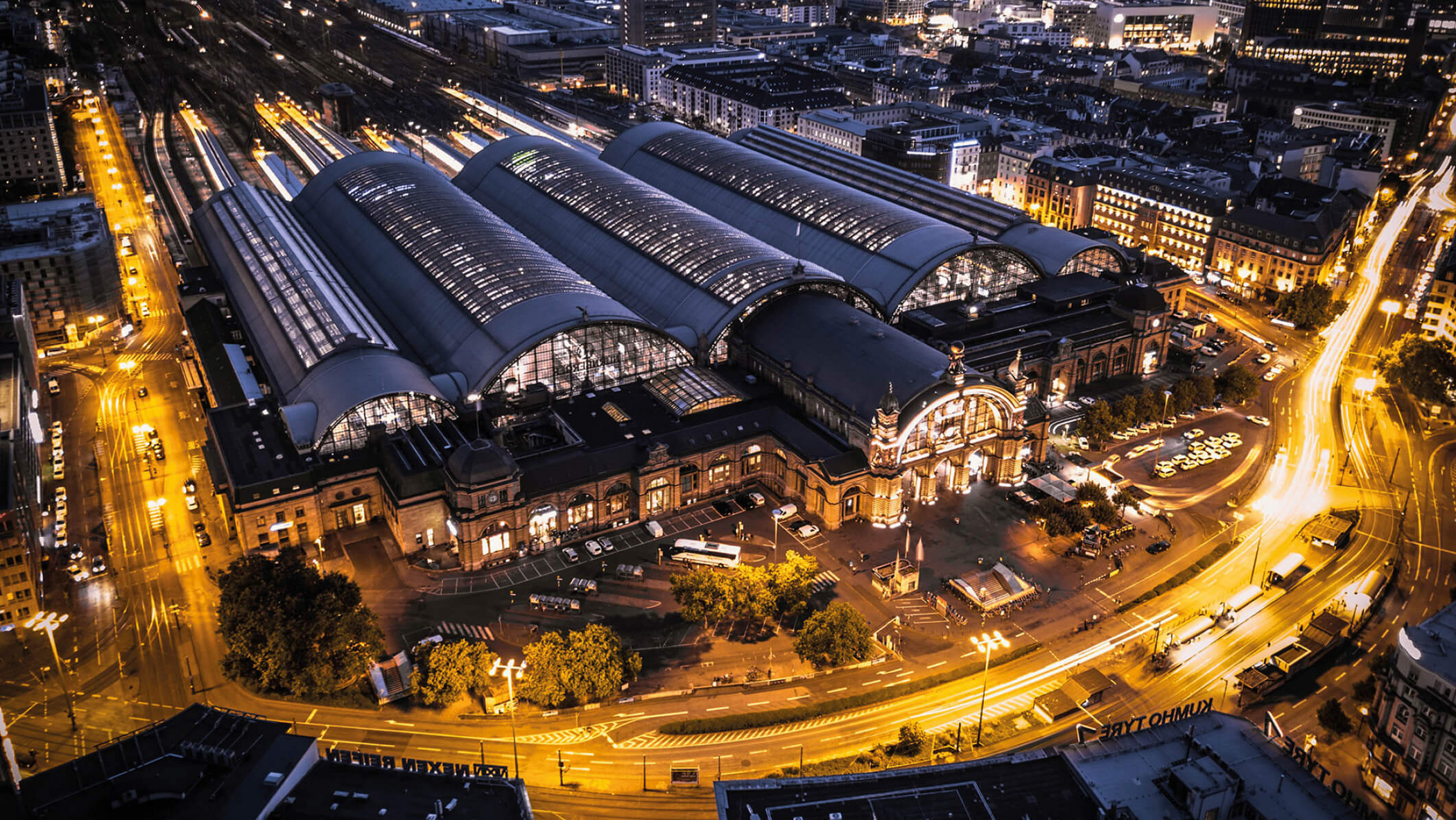 Bahnhof in Frankfurt bei Nacht mit hellen Lichtern