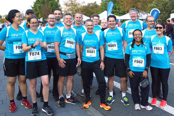 Gruppenfoto der Mitarbeiter:innen mit der IVU cyanfarbenen Trikots die an dem Firmenlauf teilgenommen haben