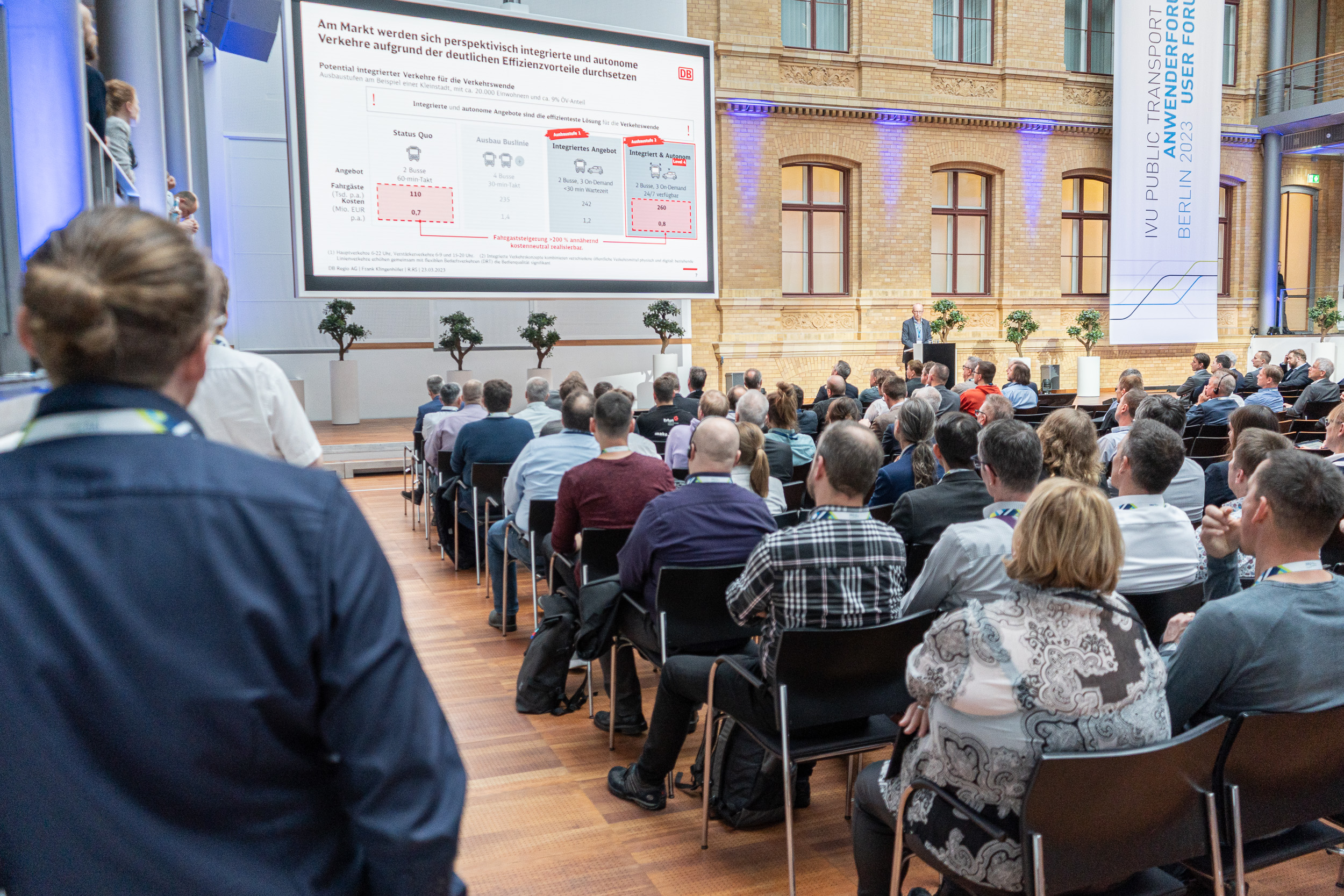 Viele Menschen bei einem Vortrag während des AWF 2023 im Atrium
